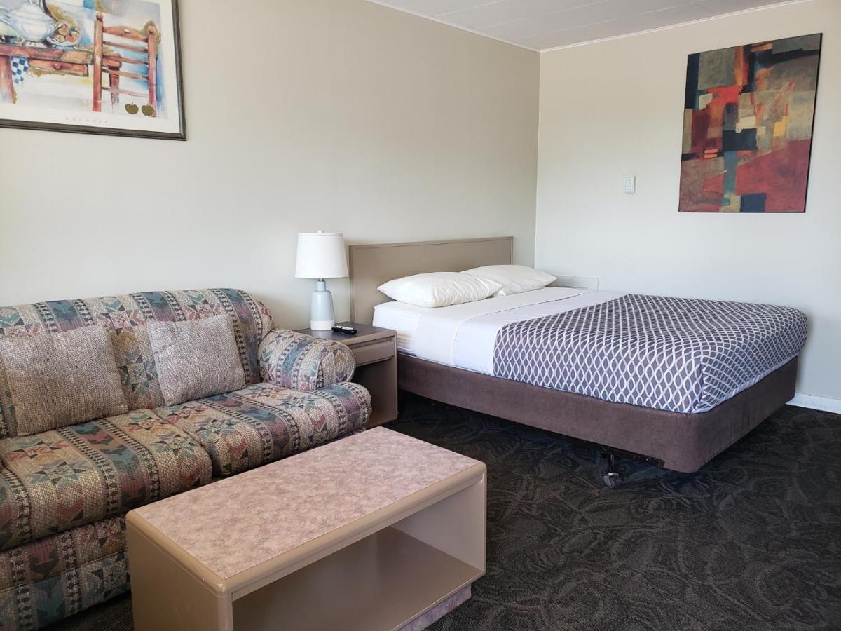 Lamplighter Inn Three Hills Экстерьер фото