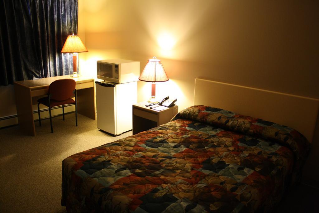 Lamplighter Inn Three Hills Номер фото