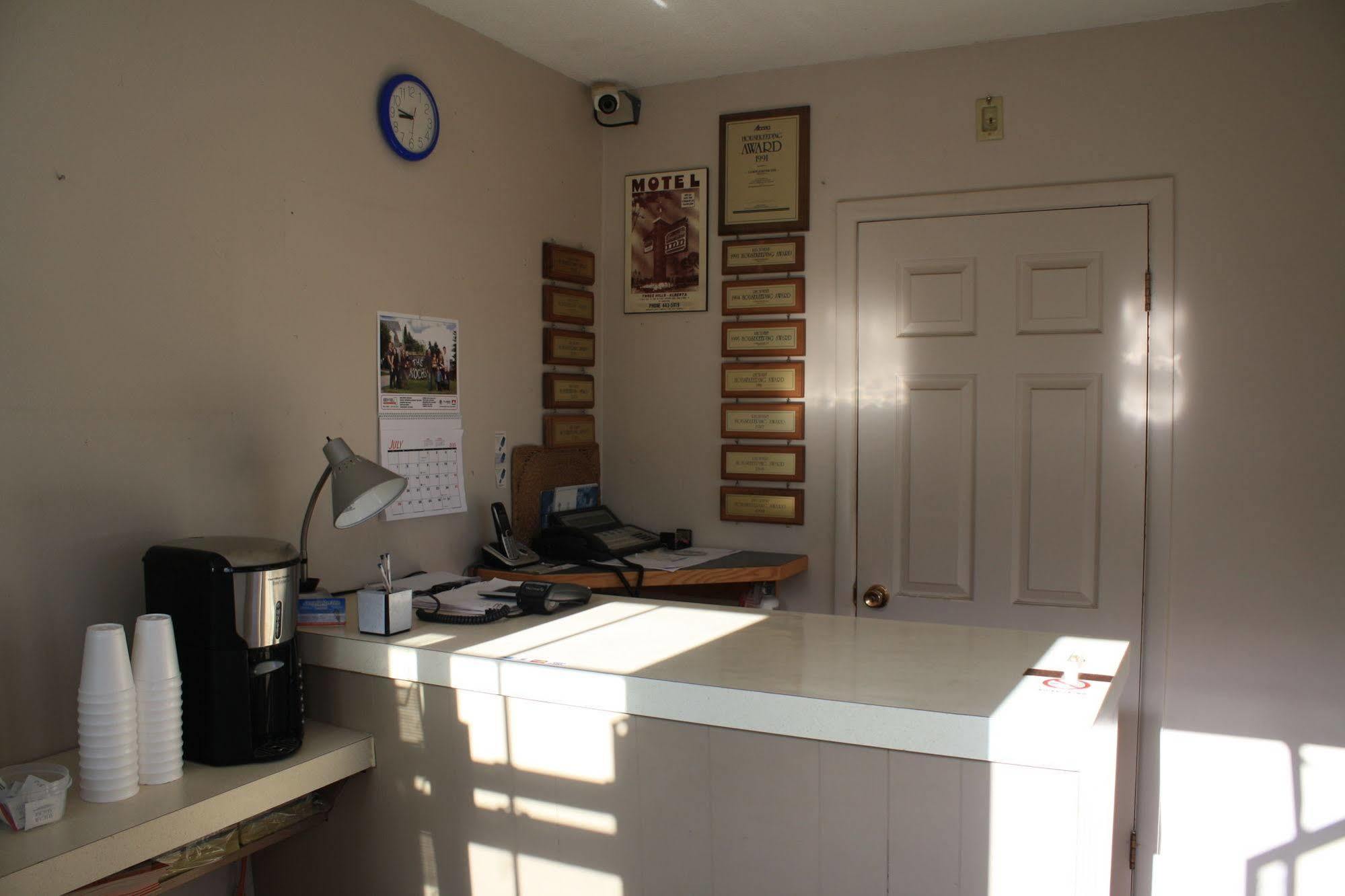 Lamplighter Inn Three Hills Экстерьер фото